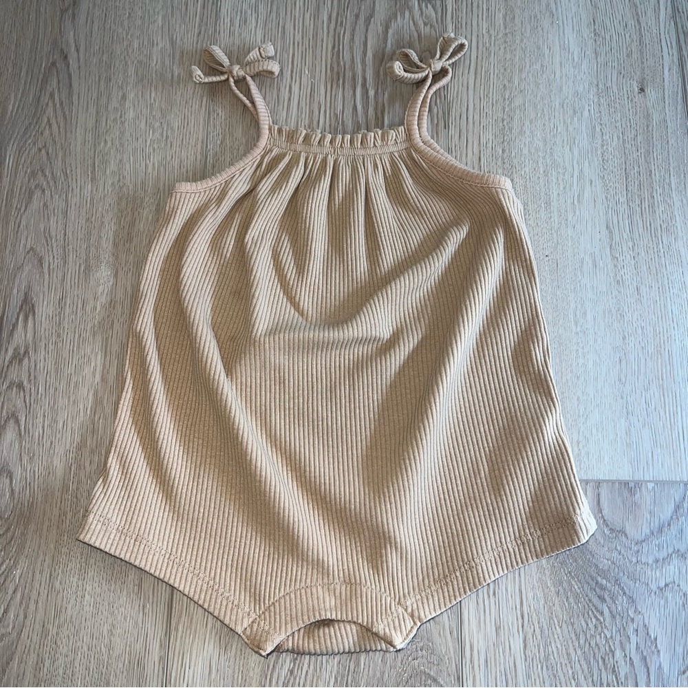 Neutral Ribbed Romper Onesie - Picture 2 of 3